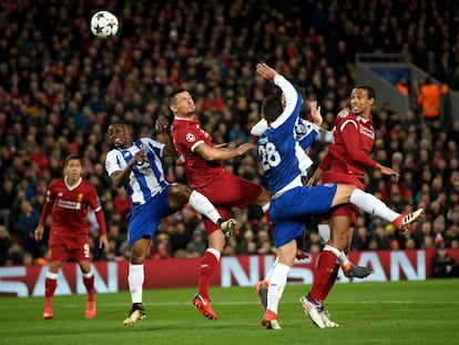 Lovren despeja el bal&oacute;n de cabeza.