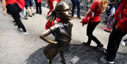 La estatua de la ni&ntilde;a que encara al toro de Wall Street