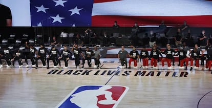 Jugadores de los Booklyn Nets y los Toronto Raptors protestan contra el racismo.