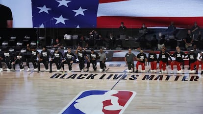 Jugadores de los Booklyn Nets y los Toronto Raptors protestan contra el racismo.