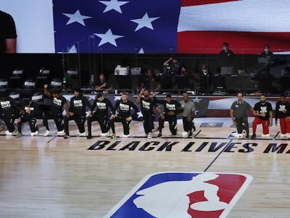 Jugadores de los Booklyn Nets y los Toronto Raptors protestan contra el racismo.