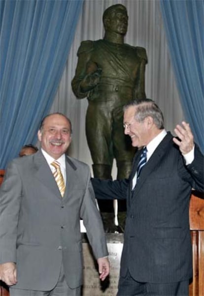 Donald Rumsfeld (derecha) y José Pampuro, ayer en Buenos Aires.