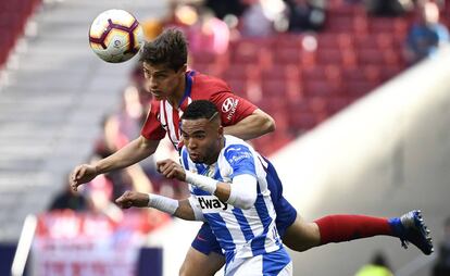 Solano (arriba) y En-Nesyri, durante el partido.