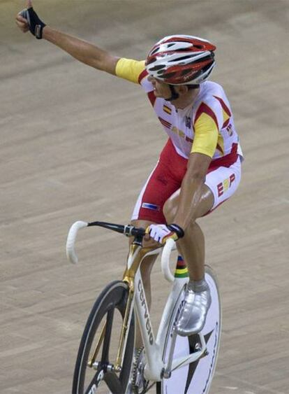 Joan Llaneras celebra la plata en la prueba de madison.