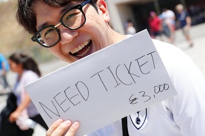 Un joven sujeta un cartel en el que ofrece 3.000 euros por una entrada para la final de la Champions entre el Tottenham y el Liverpool en Madrid.