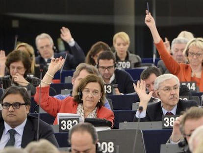 Deputados europeus votam na sessão plenária.