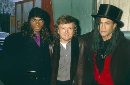 O produtor e criador de Milli Vanilli Frank Farian (centro) com Fab Morvan (esquerda) e Pilatus em 1988.