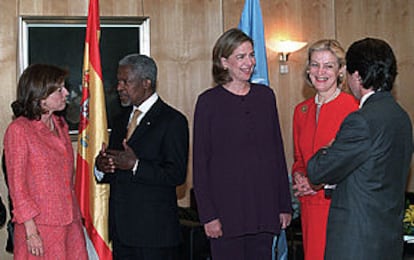 De izquierda a derecha, Ana Botella, Kofi Annan, la infanta Cristina, Nane Annan y José María Aznar en la inauguración de la cumbre.