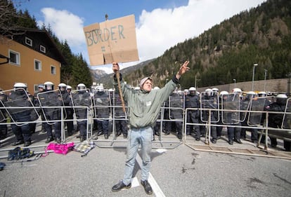 Un hombre con un cartel que dice "frontera = mierda" en una protesta en el puesto fronterizo de Brenner, entre Austria e Italia, el 28 de abril de 2016.