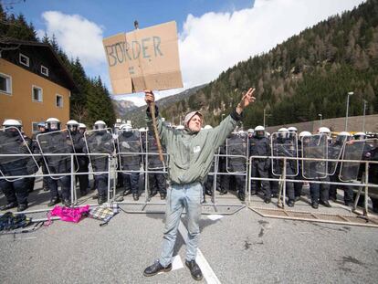 Un hombre con un cartel que dice "frontera = mierda" en una protesta en el puesto fronterizo de Brenner, entre Austria e Italia, el 28 de abril de 2016.