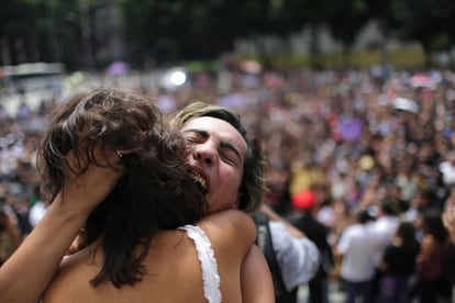 Mulher chora durante ato contra a morte de Marielle no Rio.