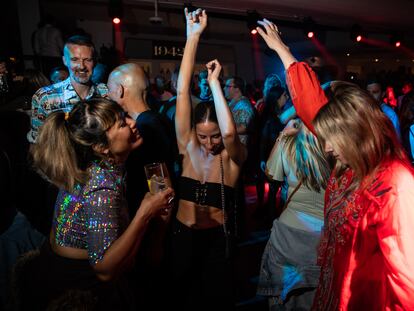 Jóvenes turistas bailan en la discoteca de Ibiza.