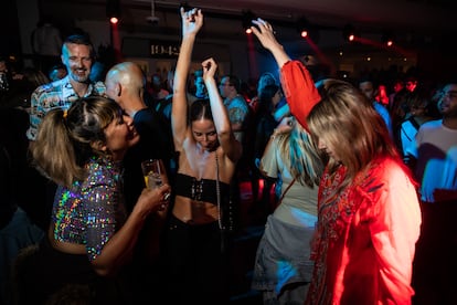 Jóvenes turistas bailan en la discoteca de Ibiza.