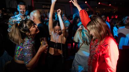 Jóvenes turistas bailan en la discoteca de Ibiza.