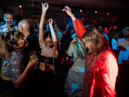 Jóvenes turistas bailan en la discoteca de Ibiza.