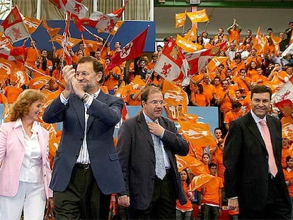 Mariano Rajoy, ayer en Palencia, con Celinda Sánchez, Juan Vicente Herrera y Carlos Fernández Carriedo.