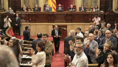 Diputados independentistas aplauden a los familiares de Jordi Turull, Jordi Sánchez y Josep Rull.