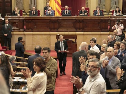 Diputados independentistas aplauden a los familiares de Jordi Turull, Jordi Sánchez y Josep Rull.