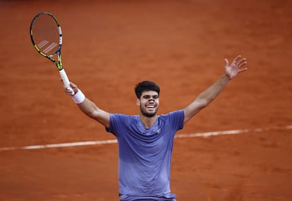Carlos Alcaraz celebra la victoria en la final del Masters 1000 de Roma ante Sinner este domingo.