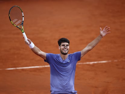 Carlos Alcaraz celebra la victoria en la final del Masters 1000 de Roma ante Sinner este domingo.
