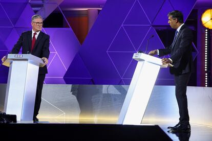 Keir Starmer junto a Rishi Sunak, este miércoles durante el debate en la BBC.  