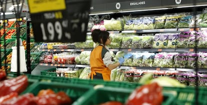Una trabajadora repone mercancía en el supermercado Mercadona de Puerto de Sagunto (Valencia).