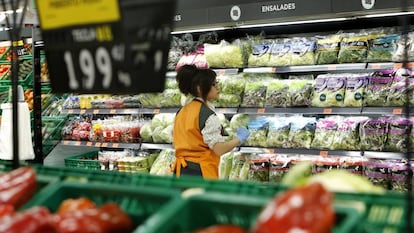 A worker in a Mercadona supermarket in Puerto de Sagunto (Valencia).