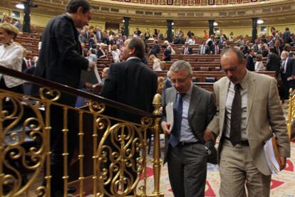 José Blanco y Joan Ridao salen del hemiciclo al término de las votaciones de ayer.