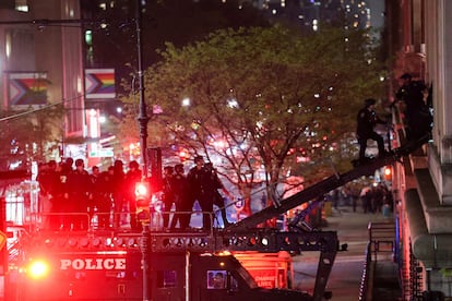 Policías utilizan un vehículo táctico para ingresar a un edificio administrativo de la Universidad de Columbia ocupado por manifestantes, este martes.