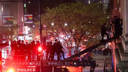 Policías utilizan un vehículo táctico para ingresar a un edificio administrativo de la Universidad de Columbia ocupado por manifestantes, este martes.