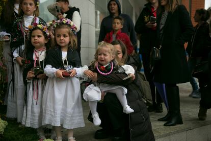 La edad de la Maya está comprendida entre los 5 y los 14 años, aunque las acompañantes pueden ser todavía más jóvenes. 