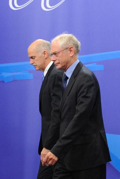 Van Rompuy (en primer término) y Papandreu, en Bruselas.