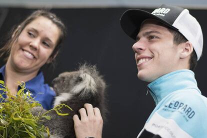 Joan Mir, en Australia, con un koala. 