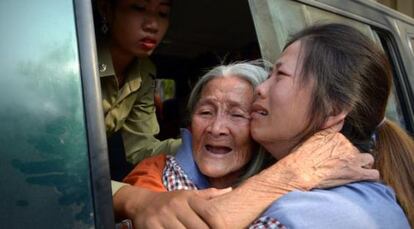 La activista camboyana Nget Khun abraza a su hija antes de ser transportada a un juicio por sus protestas el pasado enero.