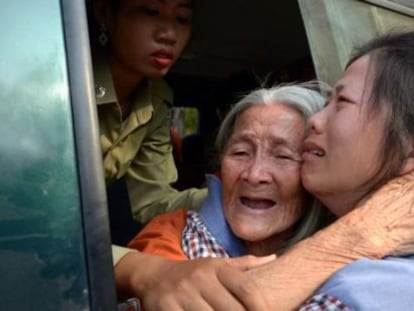 La activista camboyana Nget Khun abraza a su hija antes de ser transportada a un juicio por sus protestas el pasado enero.