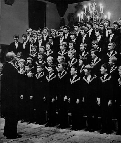 El coro de los cantores de Santo Tomás, de Leipzig, en una imagen de principios de los ochenta, que aparece en el libro '23-F musical'.