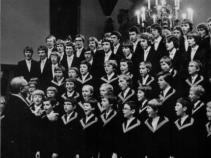 El coro de los cantores de Santo Tomás, de Leipzig, en una imagen de principios de los ochenta, que aparece en el libro '23-F musical'.