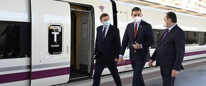 El presidente del Gobierno, Pedro Sánchez, esta mañana entre el presidente de la Comunidad Valenciana, Ximo Puig, y el ministro de Transportes, José Luis Ábalos.