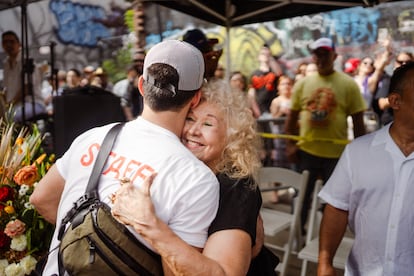 María Antonia Cay baila con Giovanni Gonzales Carbonell en una fiesta de barrio en Williamsburg, Brooklyn.