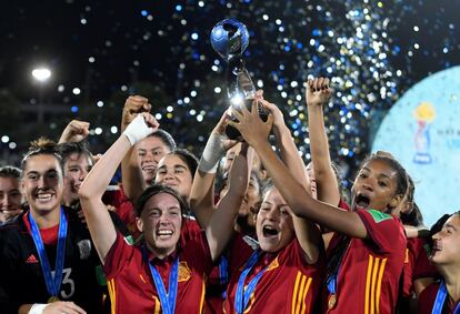 La selección española de fútbol femenina celebra la victoria de la Copa Mundial Sub-17, en el Estadio Chama, en Montevideo (Uruguay), el 1 de diciembre de 2018.