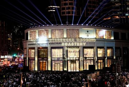 Fachada de la nueva tienda de Starbucks en Shanghai, la mayor cafetería que tiene en todo el mundo con cerca de 2.700 metros cuadrados de superficie.