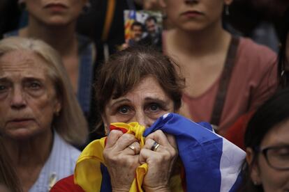 Una manifestante sostiene una estelada durante la votación en el Parlamento catalán  en Barcelona.