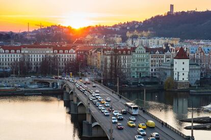 Tráfico rodado en Praga.