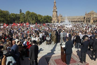 Monteseirín y Chaves (de espaldas), durante el acto de inauguración de la Plaza de España, boicoteado por un grupo de funcionarios.