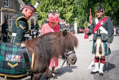 Durante la ceremonia, la monarca se ha reencontrado con Lance Corporal Cruachan IV, la mascota del Real Regimiento de Escocia.