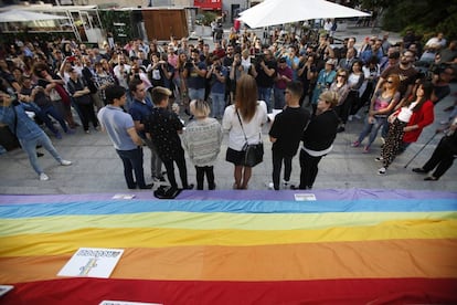 Concentración contra la homofobia, hoy, en el centro de Madrid.
