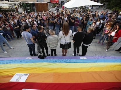 Concentración contra la homofobia, hoy, en el centro de Madrid. 