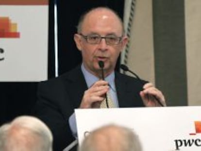 El ministro de Hacienda y Administraciones P&uacute;blicas, Crist&oacute;bal Montoro, durante su intervenci&oacute;n en la clausura de las jornadas sobre &quot;La reforma fiscal que viene&quot;, organizadas por la Asociaci&oacute;n para el Progreso de la Direcci&oacute;n y PwC, el lunes en Madrid. 