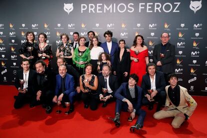 Fotografía de familia de los premiados en la gala de entrega de los Premios Feroz a la finalización del acto.