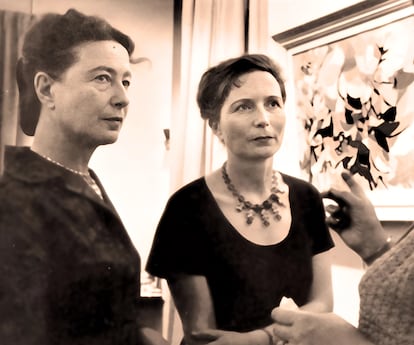 La escritora Simone de Beauvoir, en primer plano, y su hermana, la pintora Hélène de Beauvoir, en una imagen sin fecha.